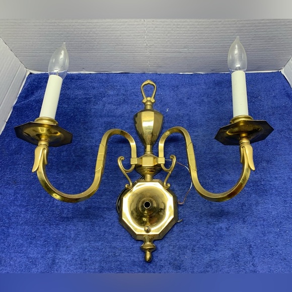 VINTAGE BRASS 2 ARM CANDLE LIGHT WALL SCONCES 14"tx16"w Williamsburg Switched - Picture 1 of 8